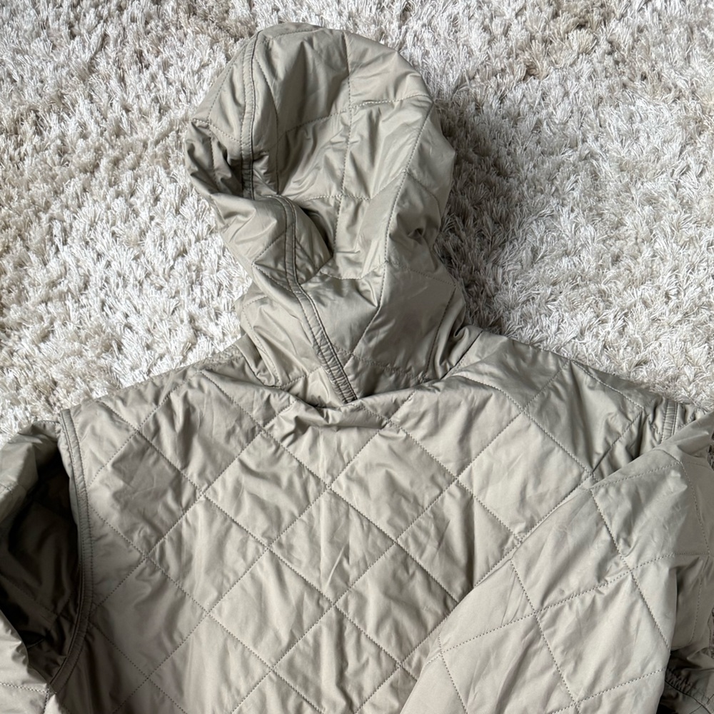 Diamond quilted light weight PATAGONIA jacket. Men’s size large tan and navy - Picture 9 of 12